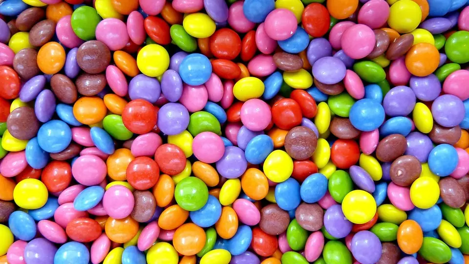 Een laag kleurige chocoladelinzen