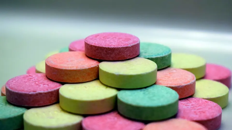 Stapeltjes snoeptabletten in pastelkleuren