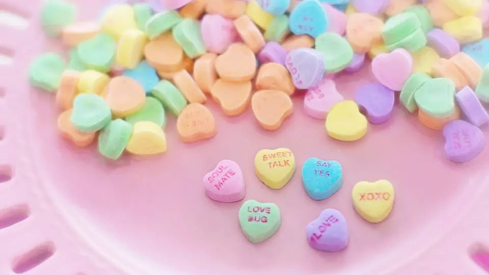 Hartjessnoepjes in pastel op een roze bord